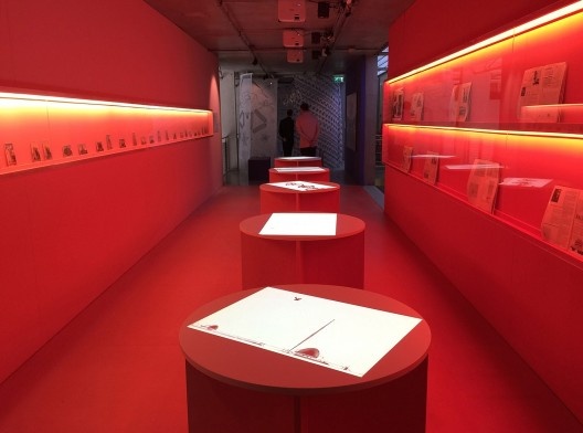 Uma das três salas da mostra “The Human Insect: Antenna Architectures 1887-2017”