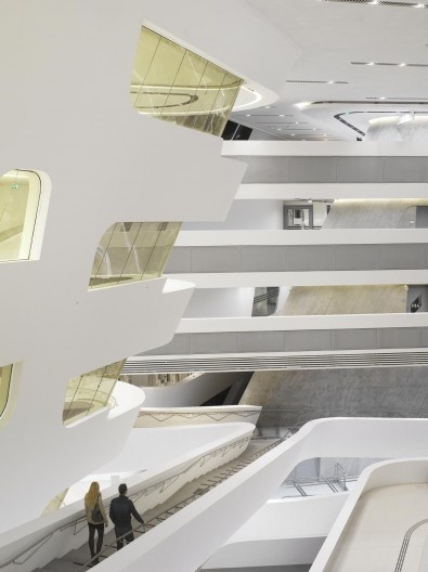 Biblioteca e Centro de Aprendizagem, Universidade de Economia e Negógios de Viena, passarelas e escadas. Zaha Hadid Architects