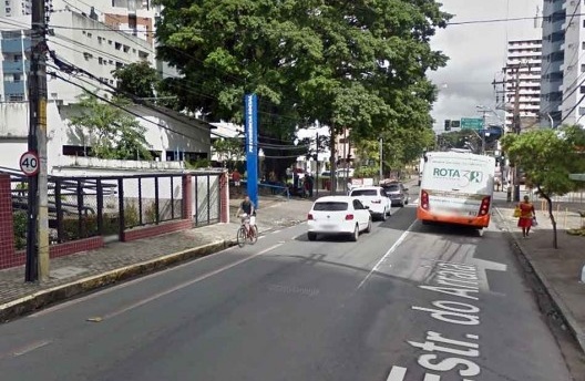 Ciclofaixa da Estrada do Arraial sendo usada na contramão desde 2012 com espaço de sobra para carros e ônibus circularem a até 40km/h