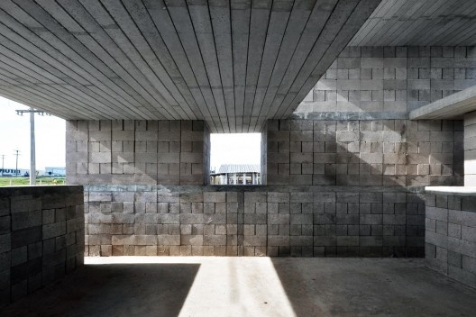 Sede de uma Fábrica de Blocos, Avaré SP Brasil, 2015. Arquitetos André Nunes, Anna Juni, Enk te Winkel e Gustavo Delonero (autores) / Vão Arquitetura