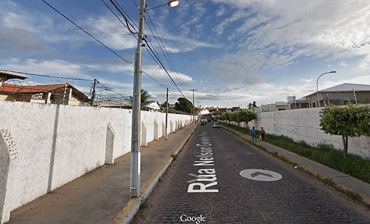 Muro do condomínio Green Village e população pobre no entorno, Natal RN