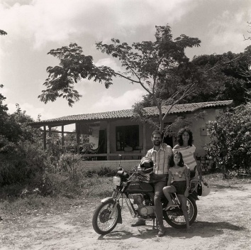 1984. Moto recém-comprada, em frente à casa do sítio em Sabiaguaba, Fortaleza, com Regina e Emília