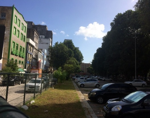 Praça Marechal Deodoro, presença de veículos no espaço da praça antes da intervenção, Salvador BA Brasil