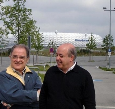 Héctor Vigliecca e Paulo de Arruda Serra diante do Allianz Arena, Munique, 2006