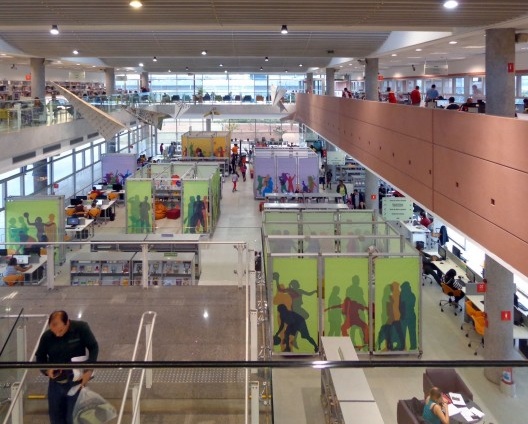 O prédio da biblioteca, funcional, agradável e muito usado