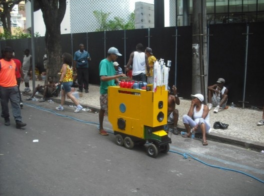 Fig. 6 – Um dos muitos carros de café lastreado na imagem do trio elétrico. Observe que, além da questão icônica, existem correspondências que são homológicas, como o “envelope” do som mecânico, as rodas e sua direção. Salvador, 2013.