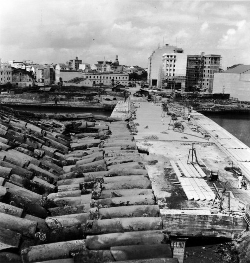 Construção da Ponte Duarte Coelho e dos edifícios modernos da avenida Guararapes, vendo-se, à esquerda, a torre da Igreja do Paraíso, Recife, Pernambuco, 1943