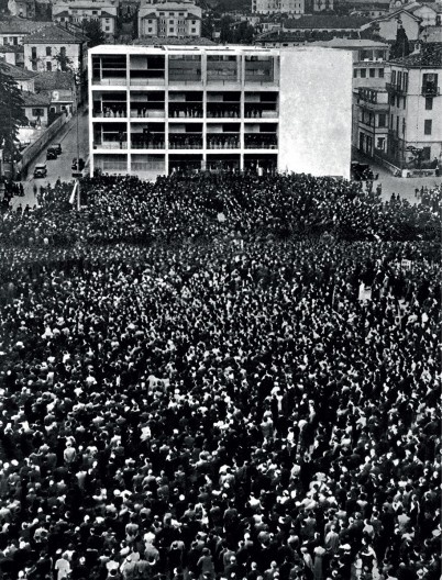 Casa del Fascio, Guiseppe Terragni, Como, Itália 1932-36, fotomontagem com multidão