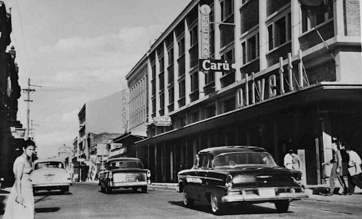 Una cuadra más abajo -hacia el río- vidrieras de similares casas comerciales en Asunción albergaron la muestra inaugural de Arte Nuevo, en julio de 1954