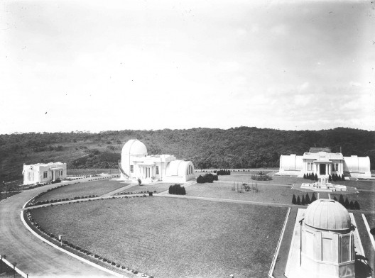 Em sentido horário: Residência do Empregado/Auditório, Pavilhão Cook, Pavilhão Meridiano e Celostato, c. 1941