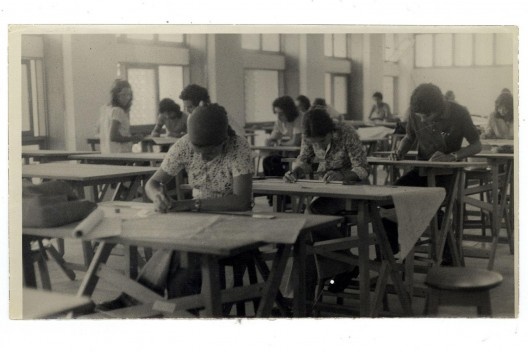 Alunas do curso de Arquitetura desenhando sobre pranchetas