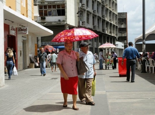 A forte incidência do sol na pele e nos olhos os obrigam a se protegerem