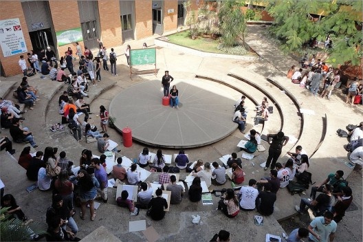 Teatro de Arena com alunos em aula de desenho. Escola de Artes e Arquitetura da PUC-Go