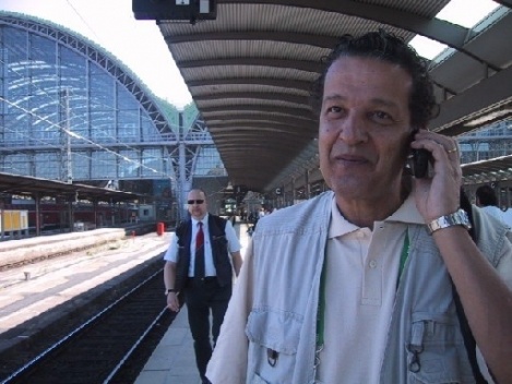 Juca Kfouri em estação de trem em Berlim, Alemanha