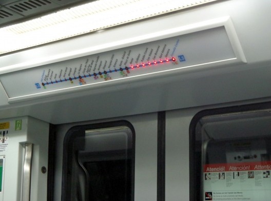 Barcelona, fev. 2013. Foto interior do metrô, painel indicador de estações