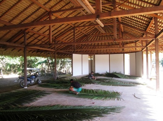 Centro Experimental Floresta Ativa - CEFA, oficina de formação com o engenheiro Henrique Baptista, telhado de madeira e palha, RESEX Tapajó-Arapiuns PA. Arquiteta Cristina Xavier