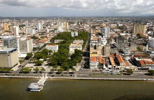 Foto recente da Praça Fausto Cardoso no centro comercial de Aracaju, núcleo inicial da cidade, o antigo Plano de Pirro