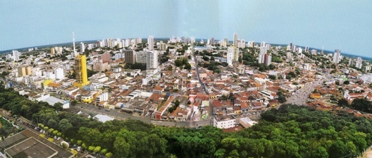Fig. 3 – Vista tradicional de Cuiabá a partir da torre da Embratel, junho de 2002. Observa-se o Parque do Morro da Luz e seu potencial paisagístico em contraste com a cidade e seus edifícios. A Avenida paralela ao Parque é a Tenente Coronel Duarte, popula