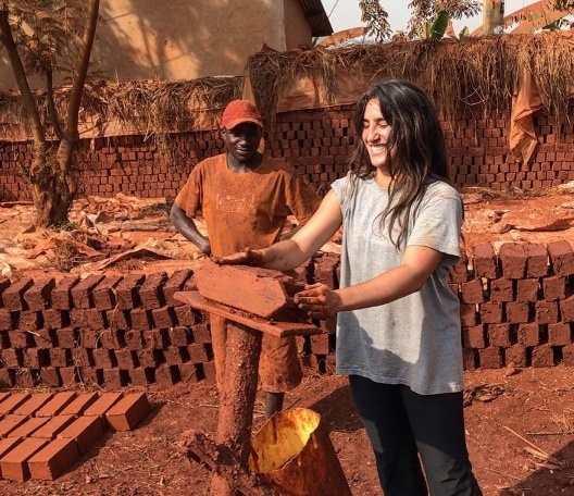 Juliards, morador local, ensinando Mariana a enformar a terra saturada