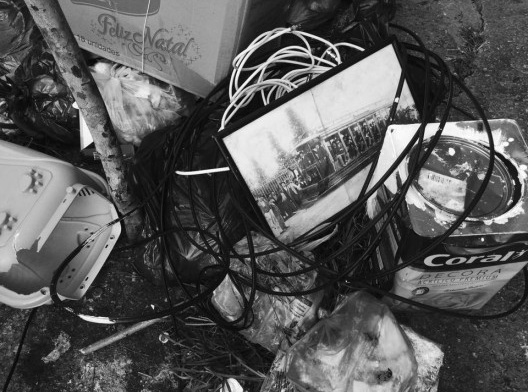 Lixo amontoado na calçada, Bixiga, São Paulo