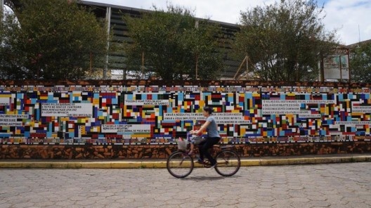 Visão ampla do Muro da Escola Estadual Dr. Genésio Cândido Pereira