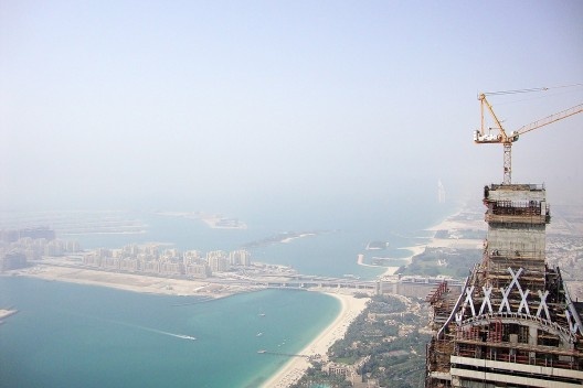 Vista panorâmica da cidade. Palm Jumeirah à esquerda e Burj Al Arab ao fundo
