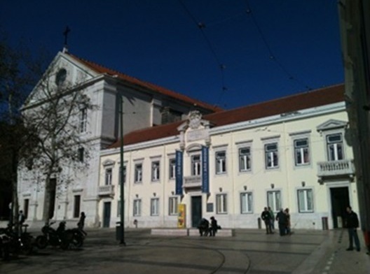 Pateo em frente a Igreja de São Roque em Lisboa