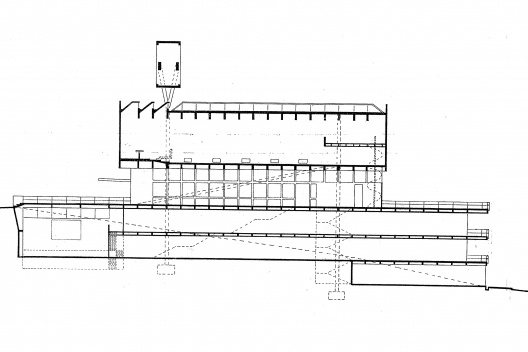 Igreja e Centro Paroquial São Bonifácio. Corte Longitudinal (sem escala)