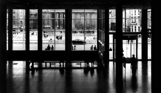 Médiathèque de Nimes, interior com vista para a Maison Carrée