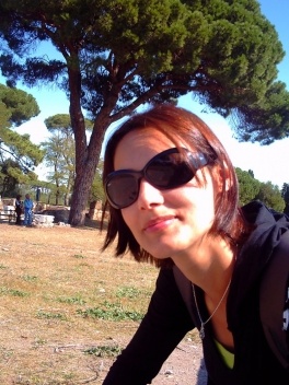 Claudia dos Reis e Cunha visitando área arqueológica de Ostia Antica