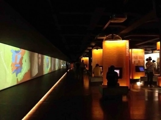 As instalações Palavras Cruzadas e Beco das Palavras, com seus dispositivos luminosos em destaque no ambiente escuro, Museu da Língua Portuguesa, São Paulo