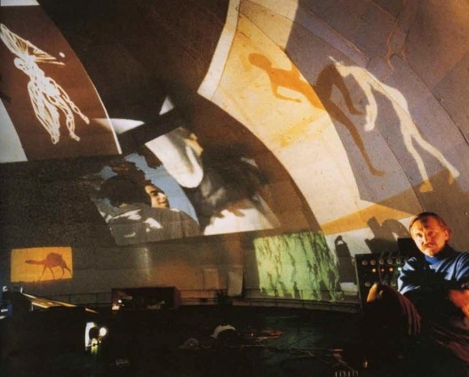 Stan VanDerBeek no interior de Movie Drome durante uma exibição, 1965