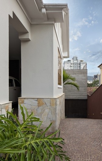 Casa Floresta, Belo Horizonte MG Brasil, 2021. Arquitetos Zargos Rodrigues, Rodrigo Pereira, Frederico Rodrigues, Carla Deltreggia, Ika Okamoto, Letícia Armond, Nathalia Melo e Laís Parreiras (autores) / Estúdio Zargos