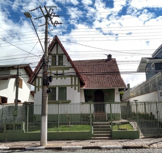 Casa que representa a linguagem normanda em Lages