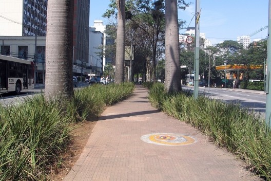 Oficina de desenho urbano MCB, ilha central da avenida Faria Lima: espaço qualificado, mas não utilizado, São Paulo, 2011