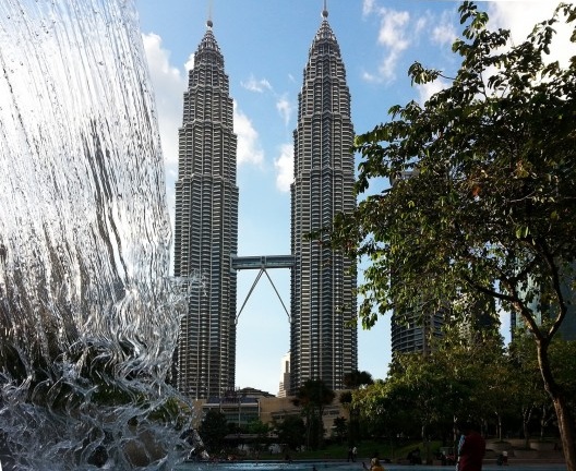 Petronas Twin Towers vistas a partir do parque
