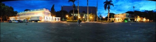 Figura 07 – Vista noturna da praça