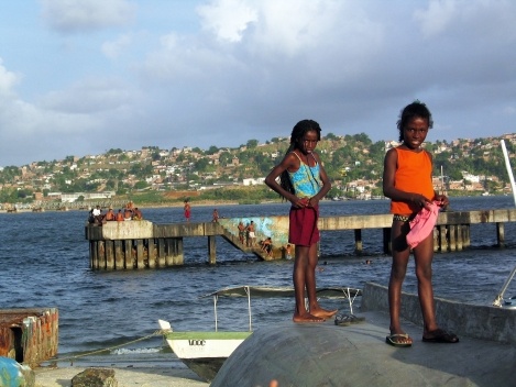 Meninas na cidade baixa de Salvador