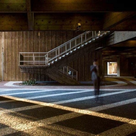 Piso em pedra portuguesa de Burle Marx para o Edifício São Luiz, do arquiteto Marcello Fragelli