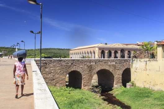 Ponte sobre o Rio Lençóis e Mercado ao fundo