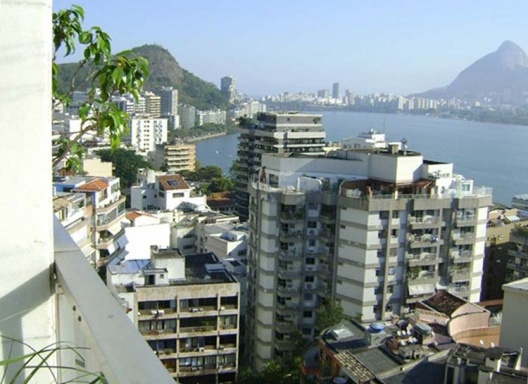 Prédio na Fonte da Saudade, Rio de Janeiro, onde o intervalo da varanda é um espaço de contemplação da paisagem