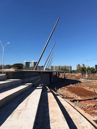 Escadaria de acesso entre os níveis da margem do rio e do passeio de pedestres e ciclovia