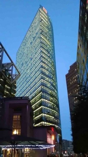 Destaque para a Torre do complexo da Sony Center no final de tarde. Projeto de Helmut Jahn