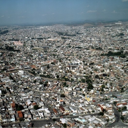 Foto de sobrevoo da Região Leste da cidade de São Paulo, que exemplifica o crescimento da cidade fora dos enquadramentos previstos no discurso dos planos urbanísticos