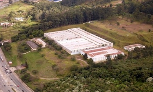 Terreno do Campus, com o edifício da antiga Metalúrgica Gazarra