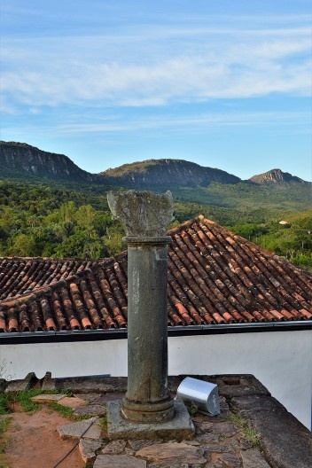 Relógio de sol esculpido em pedra, tendo ao fundo a Serra de São José, Tiradentes MG, 2014