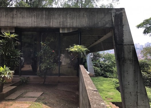 Residência e Escritório do Arquiteto, 1971, arquiteto Hans Broos. Patamar junto ao acesso da Residência