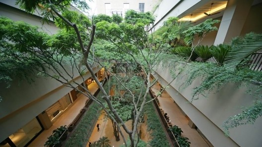 Foto do Shopping Parque Jardim SP. Árvores da mata atlântica como atrativo das áreas de convívio deste shopping de luxo