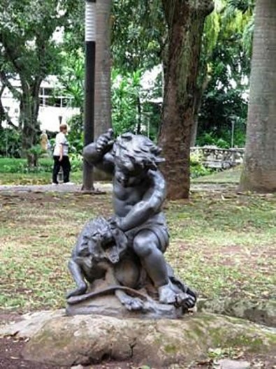 Palácio do Catete, Rio de Janeiro: escultura em bronze nos canteiros ajardinados