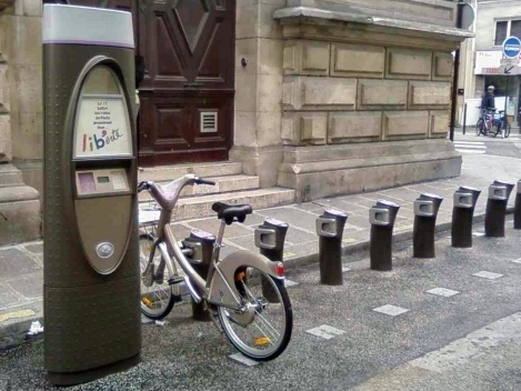Bicicletas do sistema parisiense Velib – vélos en libre
